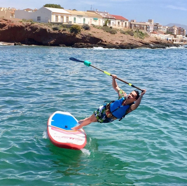  Caduta in acqua dal paddle surf asse